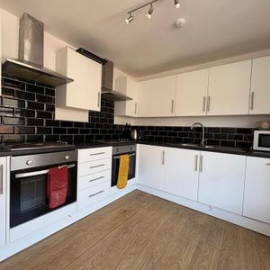 1 bedroom in a house share to rent - Photo 2