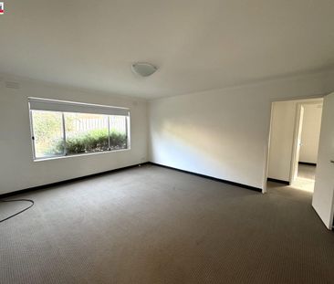 Charming Two Bedroom Apartment in the Heart of Essendon - Photo 2