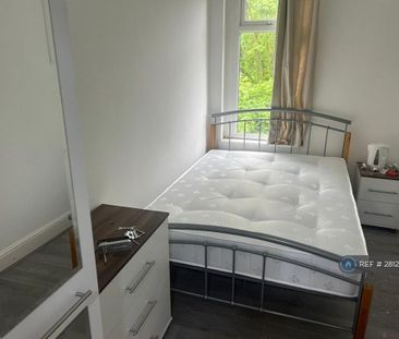 1 bedroom in a house share to rent - Photo 2