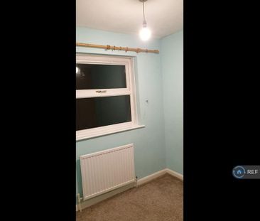 4 bedroom semi-detached house to rent - Photo 2