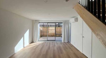 Modern New Townhouse in St Albans - Photo 2