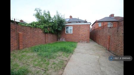 3 bedroom flat to rent - Photo 5