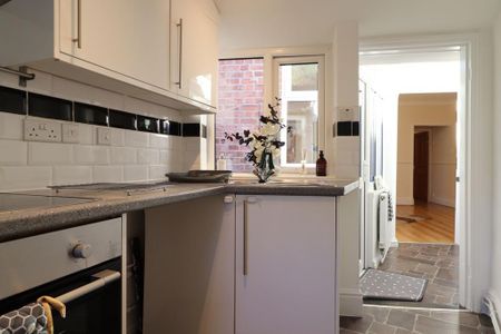 2 bedroom end of terrace house to rent - Photo 5