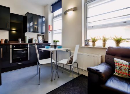 Classic Bigger 1-Bed Apartment - Photo 2