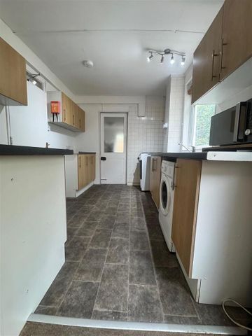 1 bedroom in a house share to rent - Photo 5