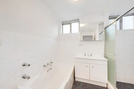 Top floor apartment in prime location - Photo 2