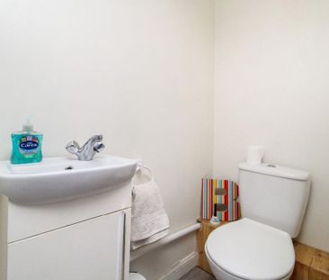 2 bedroom end of terrace house to rent - Photo 3