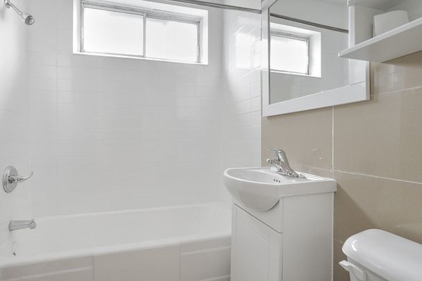 4080, 4100, 4120, 4140 Chemin de la Côte-Sainte-Catherine, Montréal, QC - Photo 1