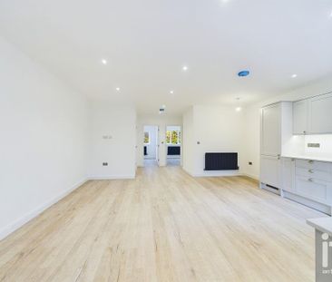 2 bedroom ground floor flat to rent - Photo 2