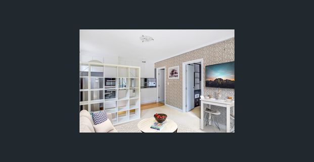 Chic Inner-City Apartment - Available Now - Photo 1