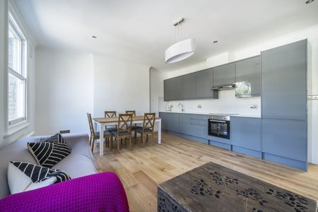 4 bedroom flat to rent - Photo 2