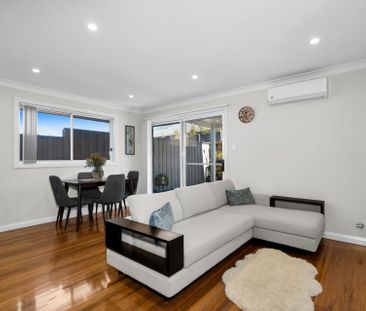 Stylish duplex living in Sought-After Macarthur Heights - Photo 1