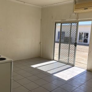 Small 1 bedroom unit - Photo 2
