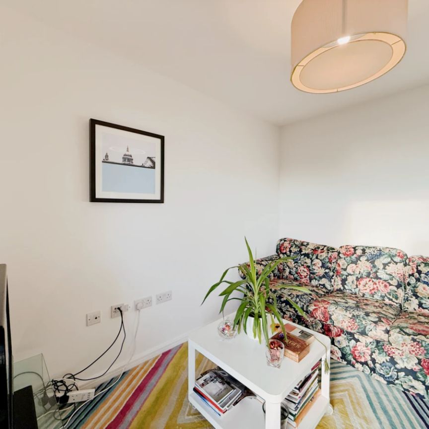 2 Bedroom 2 Bathroom Flat18 - Photo 1