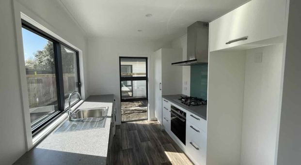 Modern and sunny three-bedroom home - Photo 1