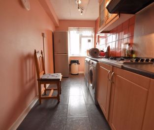 2 bedroom Flat in Eden Drive, Leeds - Photo 4