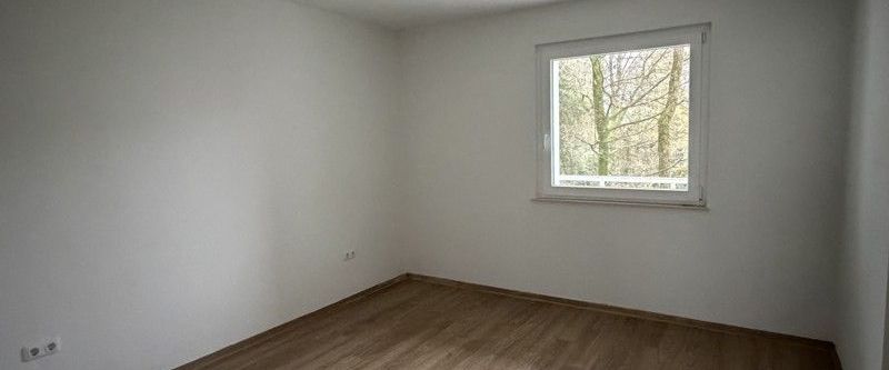 Perfekte Lage und bezugsfertig renoviert: barrierearme 3-Raum-Wohnung mit Balkon - Foto 1