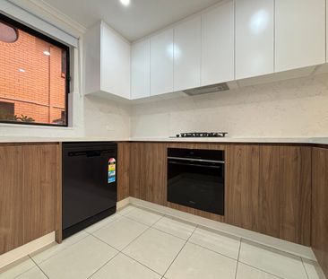 Spacious Freshly Renovated Townhouse - Photo 4