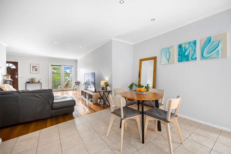 Elevated Georgian Town Home Nestled In Court Location! - Photo 4