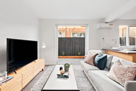 SPACIOUS TWO BED IN RIPPONLEA! - Photo 2