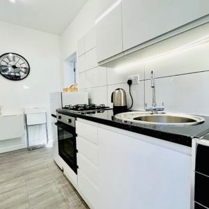 1 Bed Flat, Western Avenue, NW11 - Photo 2