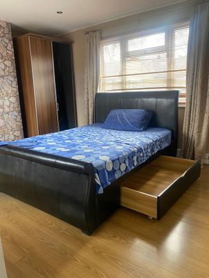 1 bedroom in a flat share to rent - Photo 1