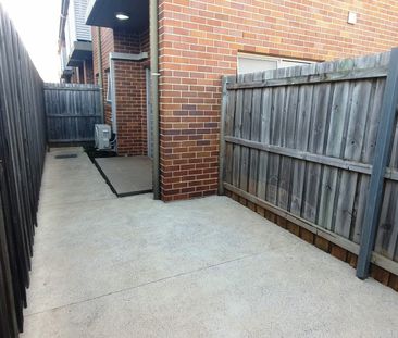 Modern Studio Living in Prime Punchbowl Location - Photo 3