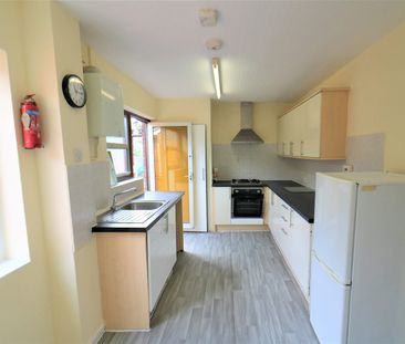 Terraced House to rent on - Photo 6