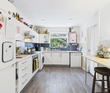 4 bedroom semi-detached house to rent - Photo 6