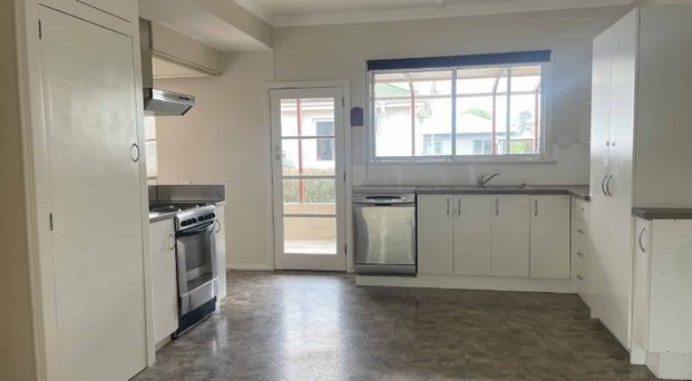 Spacious property - Photo 1