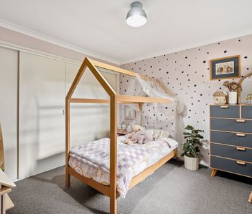 Immaculately presented 3 bedroom family home with study - Photo 5