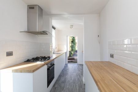 3 bedroom semi-detached house to rent - Photo 4