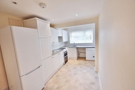 3 bedroom semi-detached house to rent - Photo 3