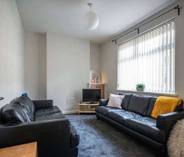 Remodelled and furnished to the highest standard - Photo 1