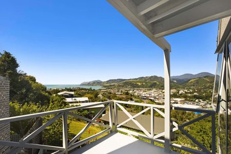 Stylish living with stunning views - Photo 2