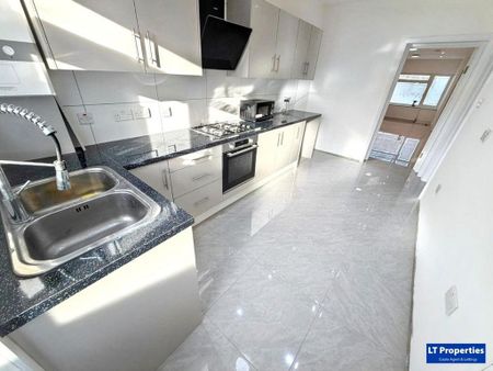 3 bedroom semi-detached house to rent - Photo 3