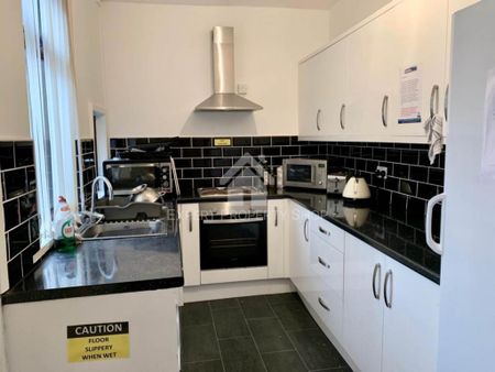 1 bedroom in a house share to rent - Photo 3