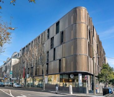 Light-Filled and Chic Bayside Living with Rooftop Oasis! - Photo 4