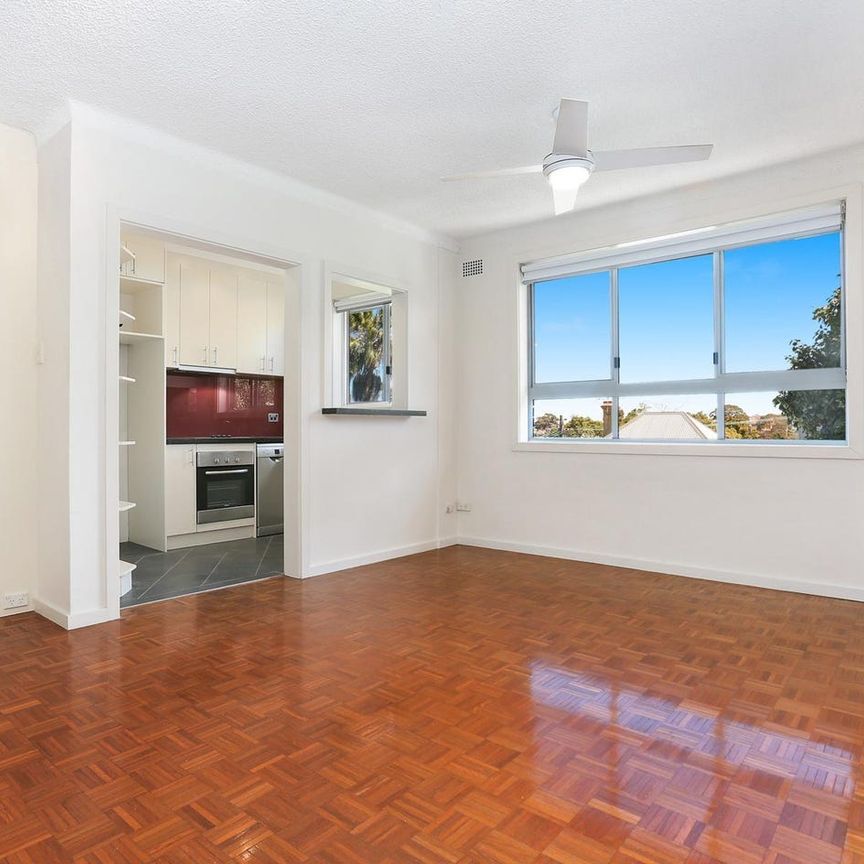 Bright top floor apartment - Photo 1