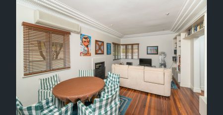 Dual Living Home in a fantastic suburb - Photo 4