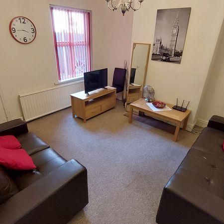 1 bedroom in a house share to rent - Photo 1