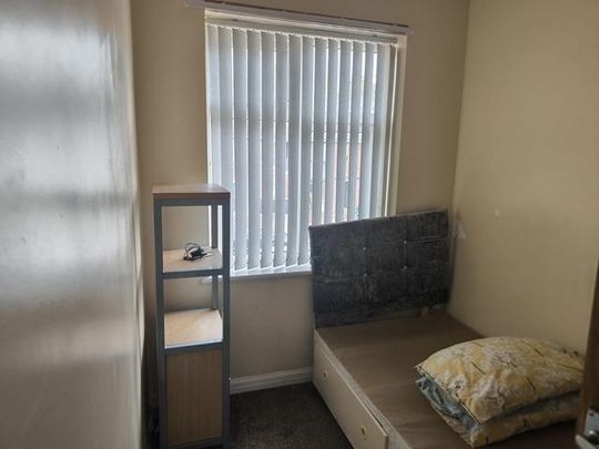 4 bedroom semi-detached house to rent - Photo 1