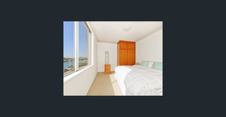 Panoramic Harbour & City Views in a Prime Location - Photo 2