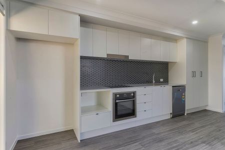 Modern & Low-Maintenance 2-Bedroom Duplex in Stoneleigh Reserve - Photo 5