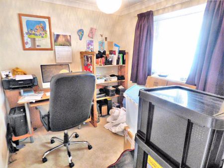 3 bedroom semi-detached bungalow to rent - Photo 2