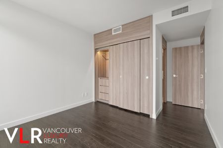 Condo in Burnaby, BC - Photo 5
