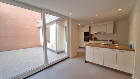 Woning met 3 slaapkamers, ruime garage en koer in hartje Poperinge. - Foto 2