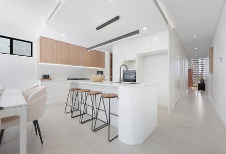 Brand New 5-Bedroom Family Home in Merrylands West!!! - Photo 5