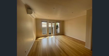 Large Bright Townhouse in the heart of North Melbourne - Photo 4