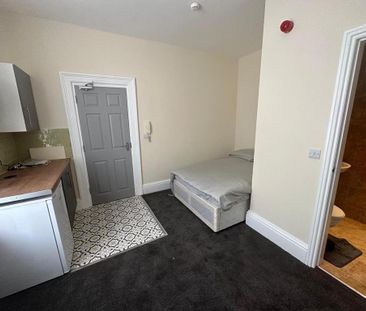 1 bedroom in a house share to rent - Photo 2